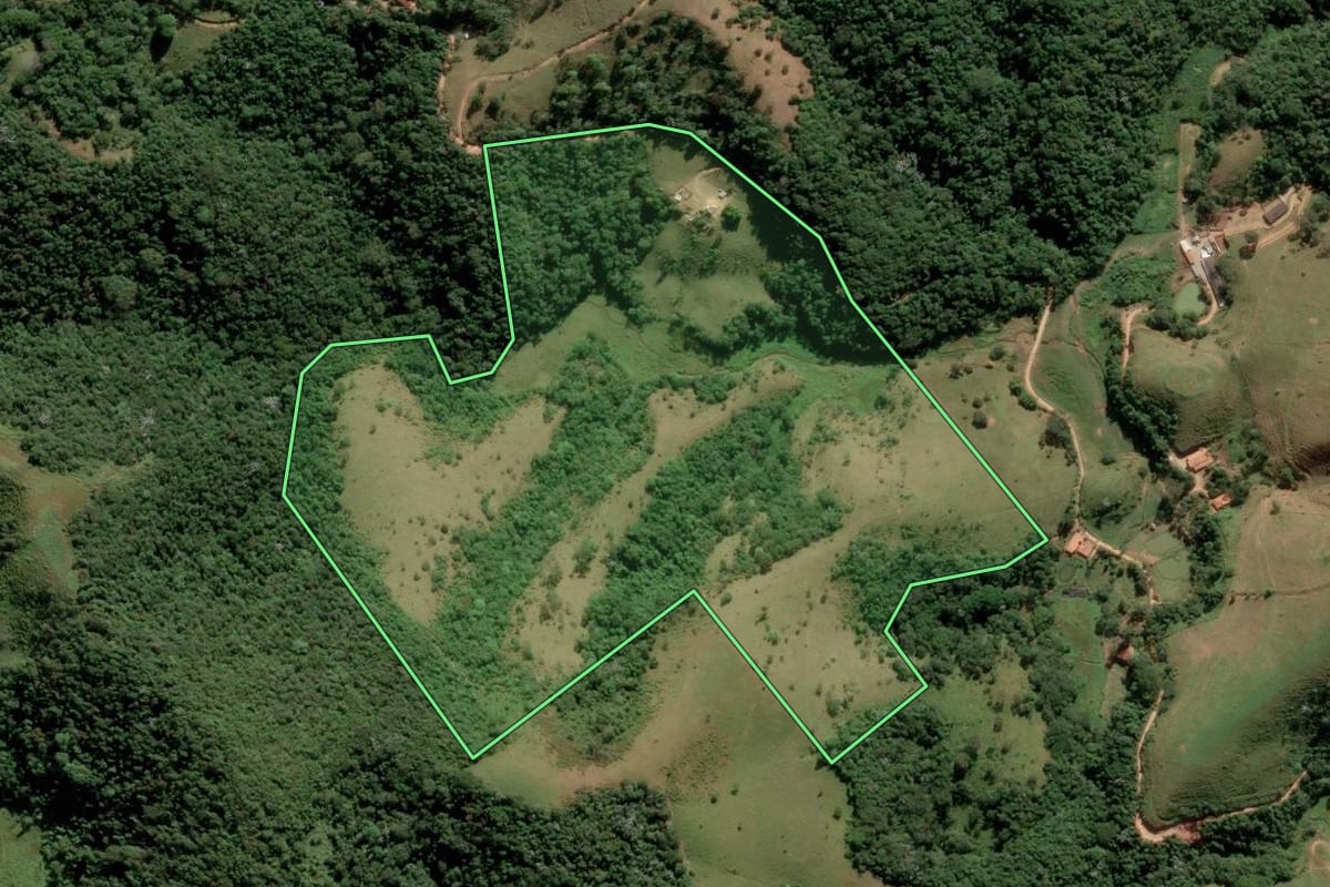 Imagem de satélite do imóvel rural em Caçapava (SP), com o contorno declarado no CAR desenhado por cima.