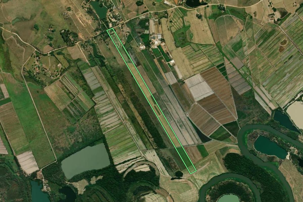 Imagem de satélite do imóvel rural em Caçapava (SP), com o contorno declarado no CAR desenhado por cima.