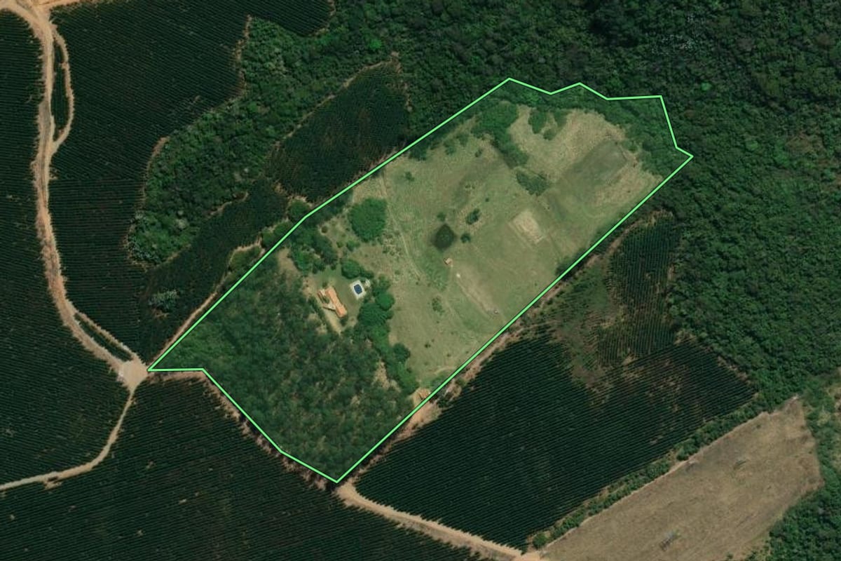 Imagem de satélite do imóvel rural em Caçapava (SP), com o contorno declarado no CAR desenhado por cima.