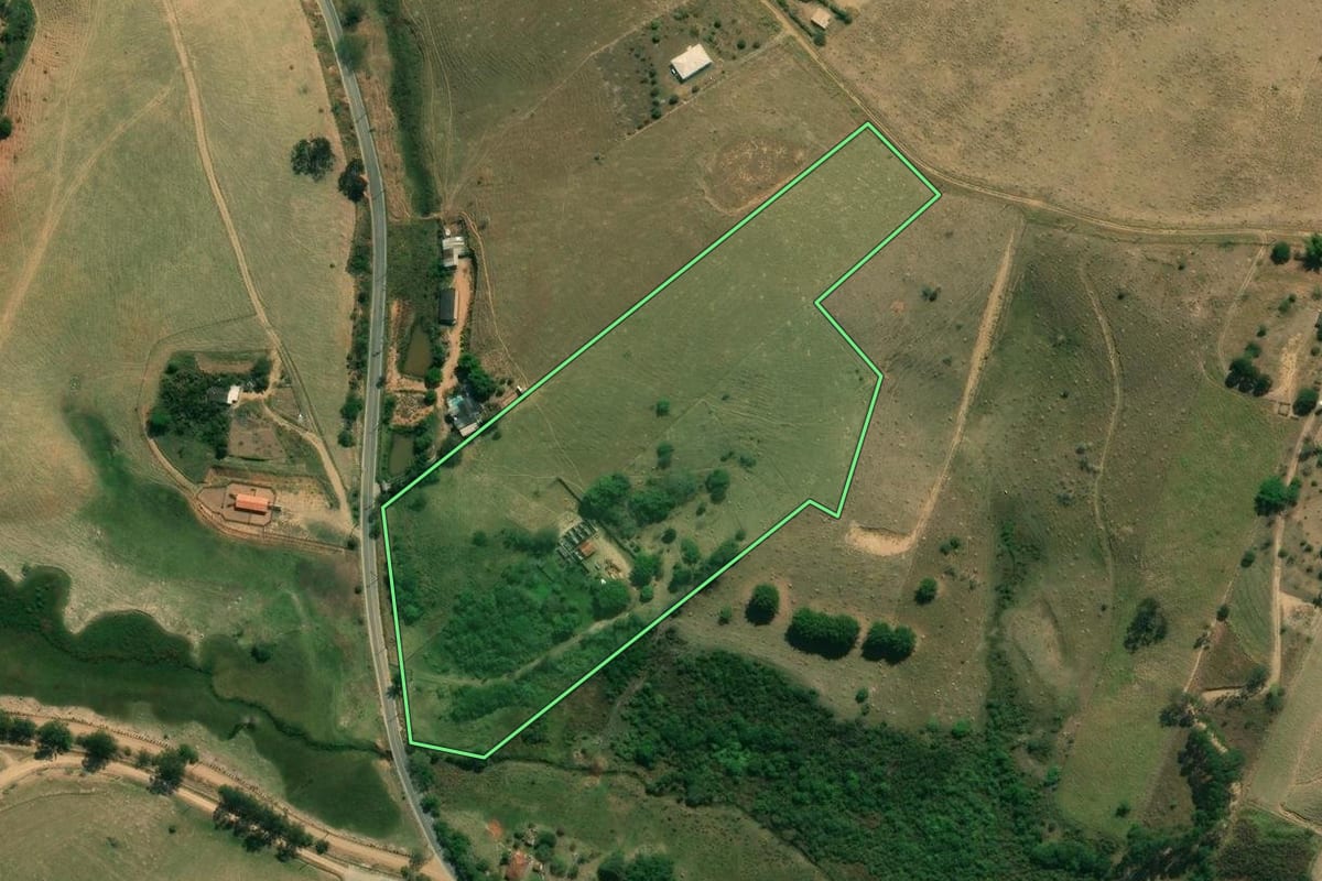 Imagem de satélite do imóvel rural em Caçapava (SP), com o contorno declarado no CAR desenhado por cima.