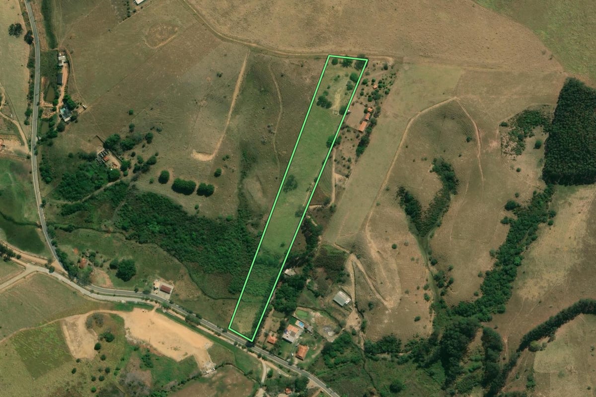 Imagem de satélite do imóvel rural em Caçapava (SP), com o contorno declarado no CAR desenhado por cima.