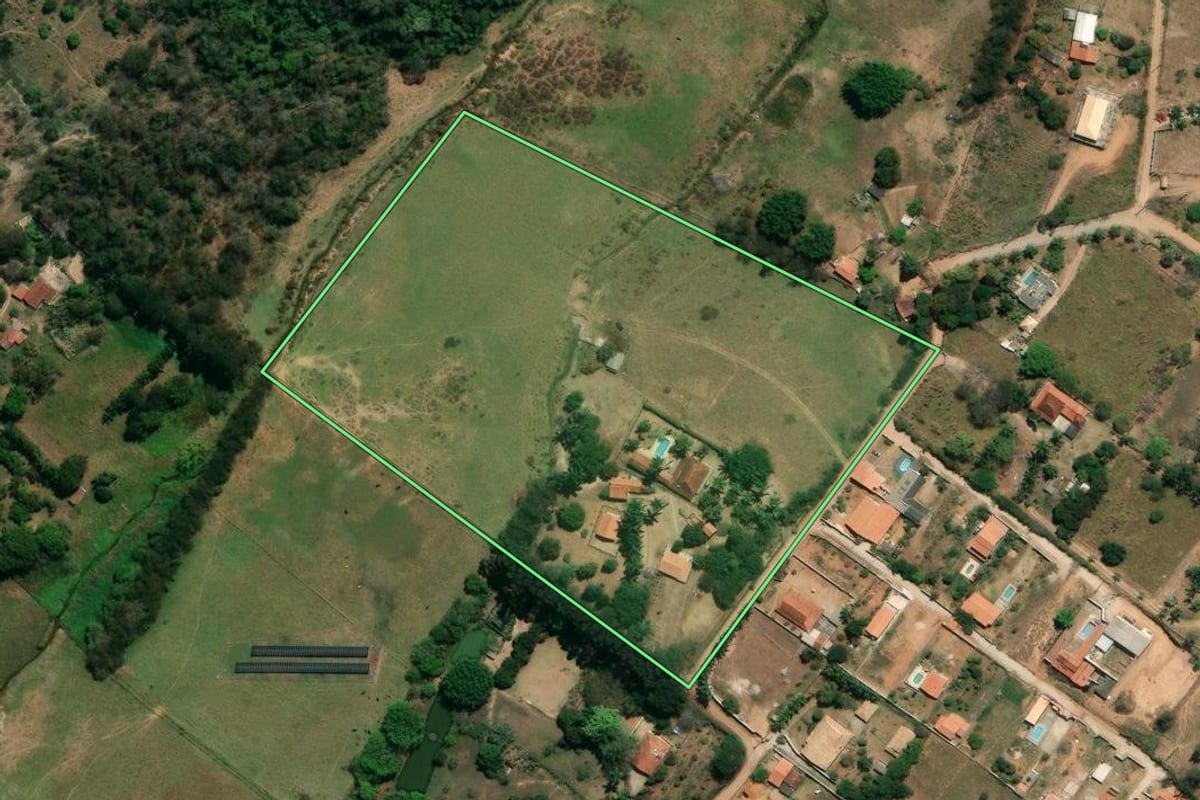 Imagem de satélite do imóvel rural em Caçapava (SP), com o contorno declarado no CAR desenhado por cima.
