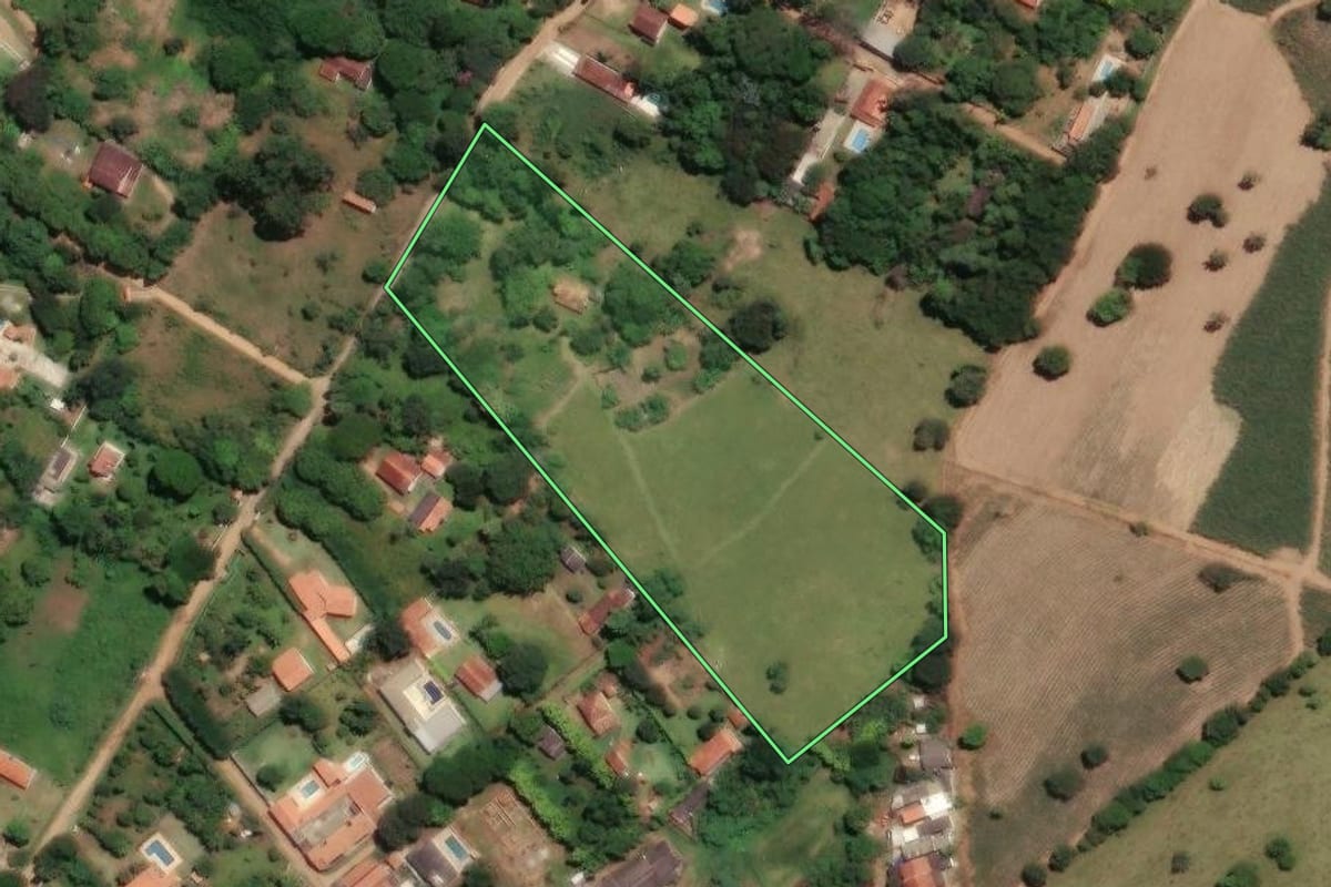 Imagem de satélite do imóvel rural em Caçapava (SP), com o contorno declarado no CAR desenhado por cima.