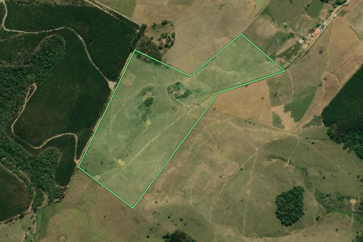 Imagem de satélite do imóvel rural em Caçapava (SP), com o contorno declarado no CAR desenhado por cima.