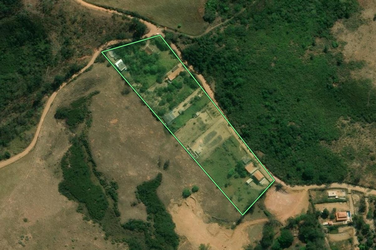 Imagem de satélite do imóvel rural em Caçapava (SP), com o contorno declarado no CAR desenhado por cima.