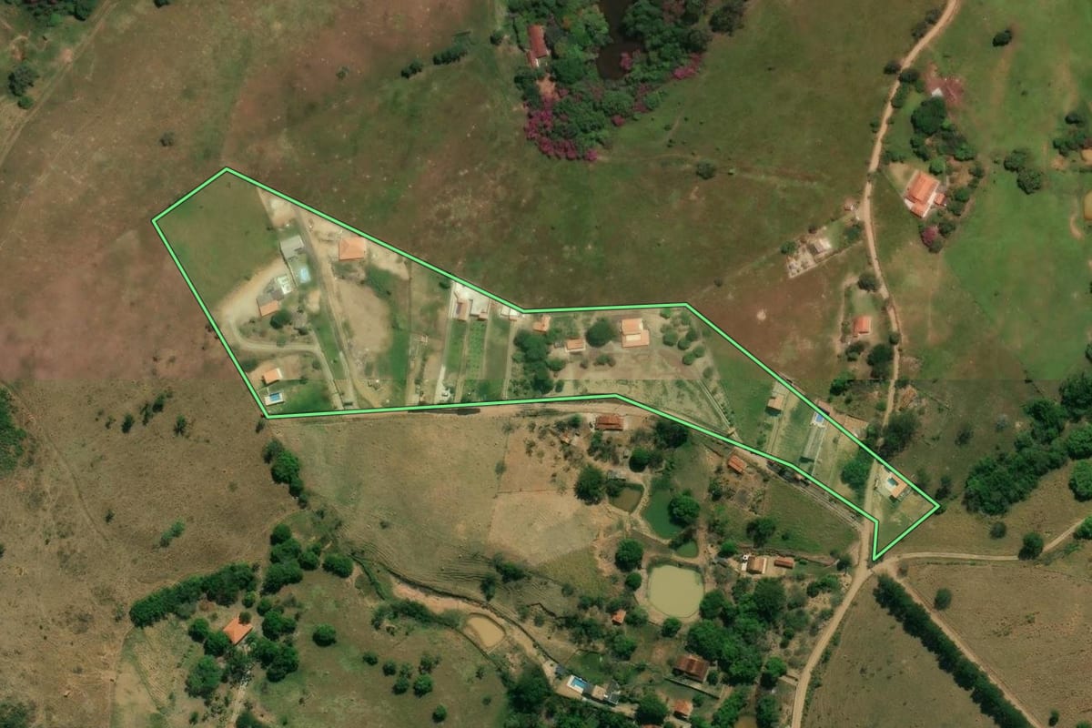 Imagem de satélite do imóvel rural em Caçapava (SP), com o contorno declarado no CAR desenhado por cima.