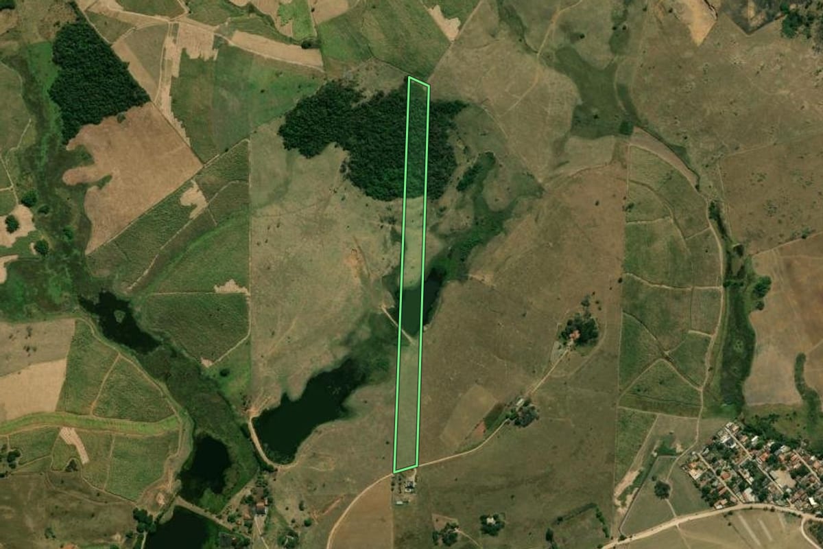 Imagem de satélite do imóvel rural em Caçapava (SP), com o contorno declarado no CAR desenhado por cima.