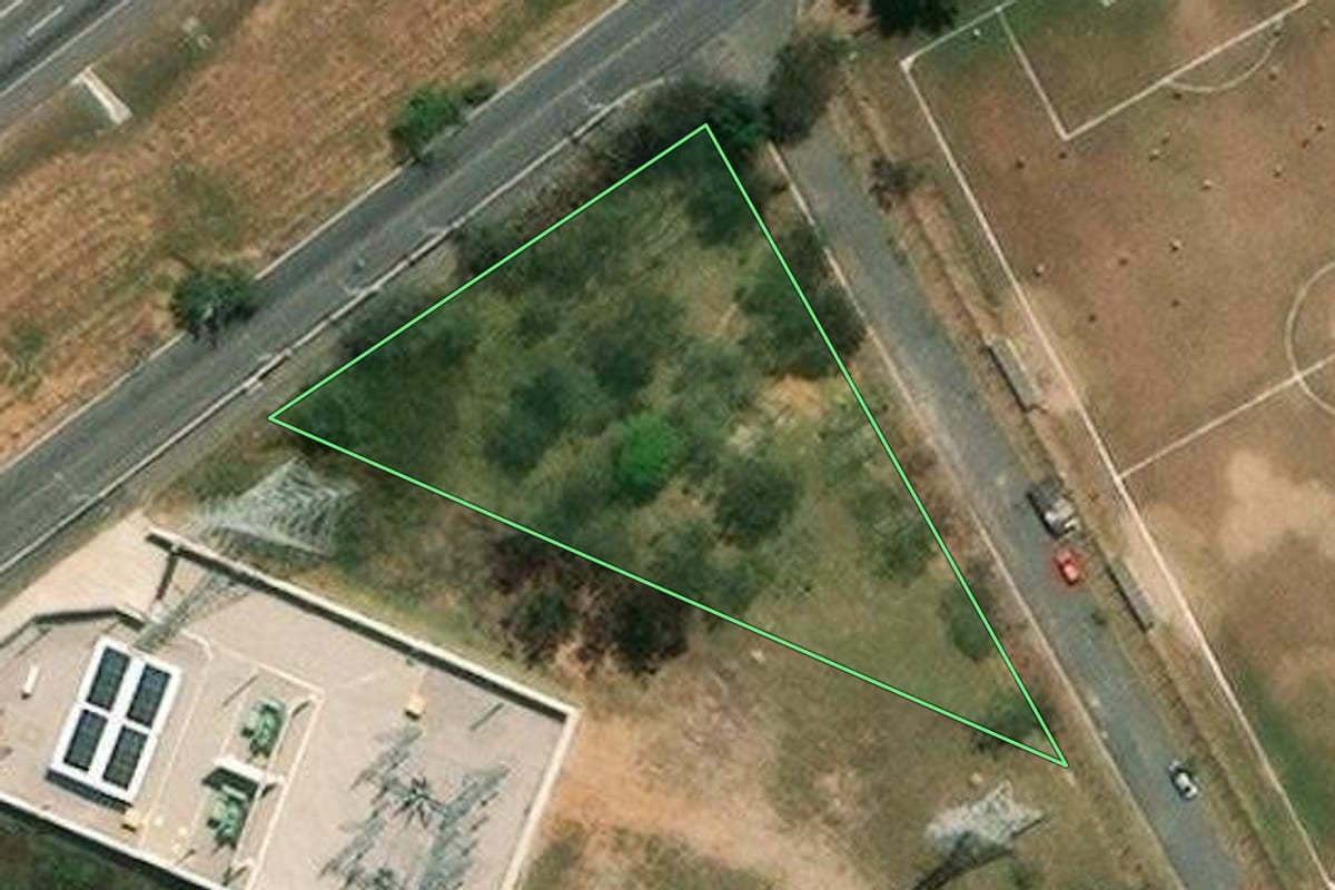 Imagem de satélite do imóvel rural em Caçapava (SP), com o contorno declarado no CAR desenhado por cima.