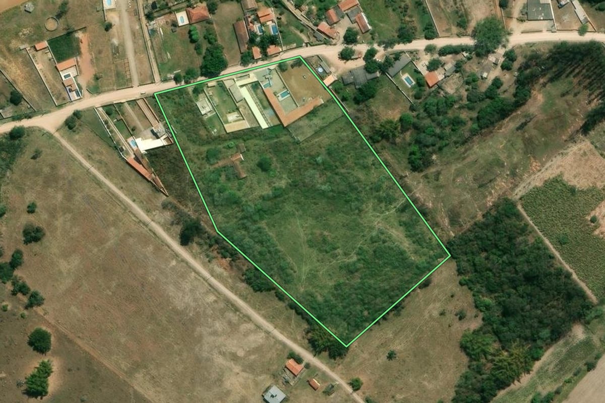 Imagem de satélite do imóvel rural em Caçapava (SP), com o contorno declarado no CAR desenhado por cima.