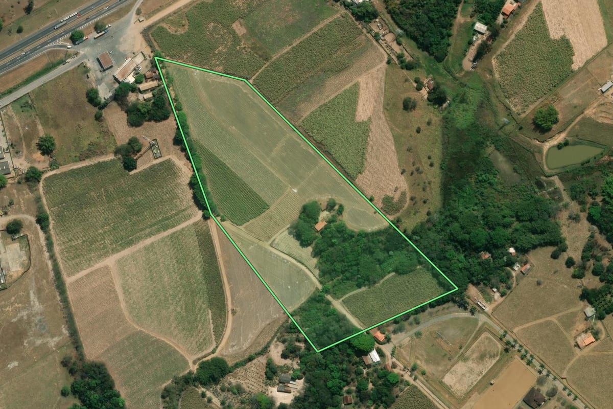Imagem de satélite do imóvel rural em Caçapava (SP), com o contorno declarado no CAR desenhado por cima.