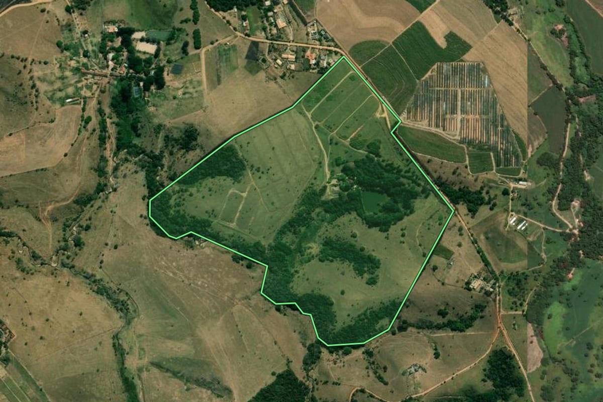 Imagem de satélite do imóvel rural em Caçapava (SP), com o contorno declarado no CAR desenhado por cima.