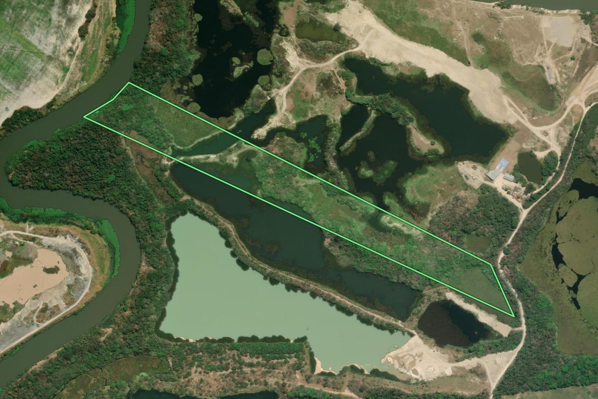 Imagem de satélite do imóvel rural em Caçapava (SP), com o contorno declarado no CAR desenhado por cima.
