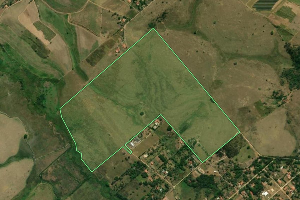 Imagem de satélite do imóvel rural em Caçapava (SP), com o contorno declarado no CAR desenhado por cima.