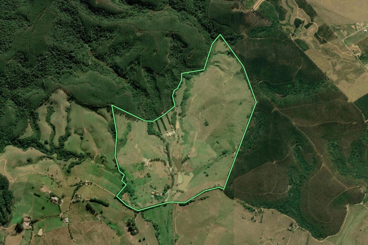 Imagem de satélite do imóvel rural em Caçapava (SP), com o contorno declarado no CAR desenhado por cima.