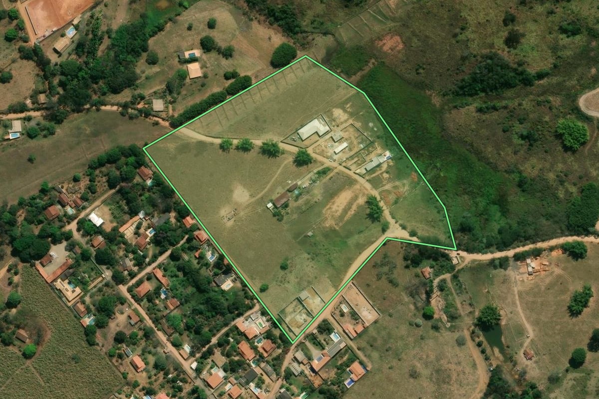 Imagem de satélite do imóvel rural em Caçapava (SP), com o contorno declarado no CAR desenhado por cima.