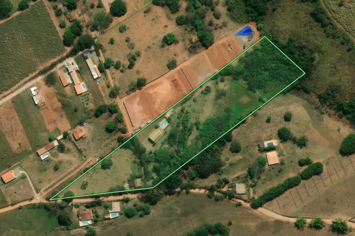 Imagem de satélite do imóvel rural em Caçapava (SP), com o contorno declarado no CAR desenhado por cima.
