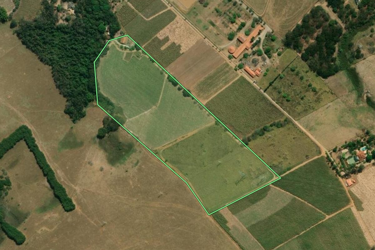 Imagem de satélite do imóvel rural em Caçapava (SP), com o contorno declarado no CAR desenhado por cima.