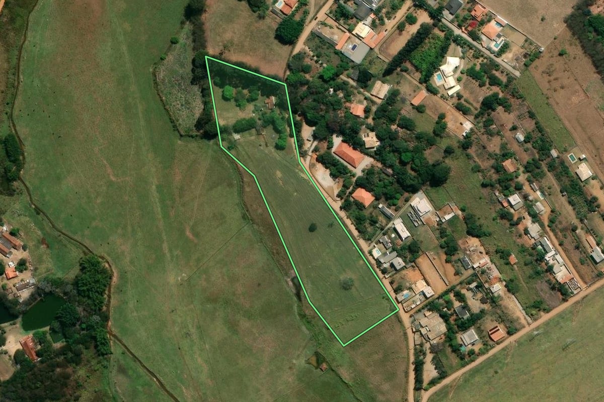 Imagem de satélite do imóvel rural em Caçapava (SP), com o contorno declarado no CAR desenhado por cima.