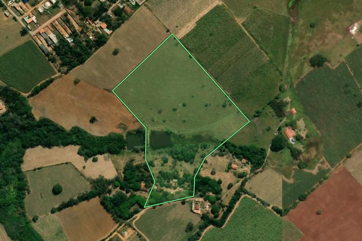 Imagem de satélite do imóvel rural em Caçapava (SP), com o contorno declarado no CAR desenhado por cima.