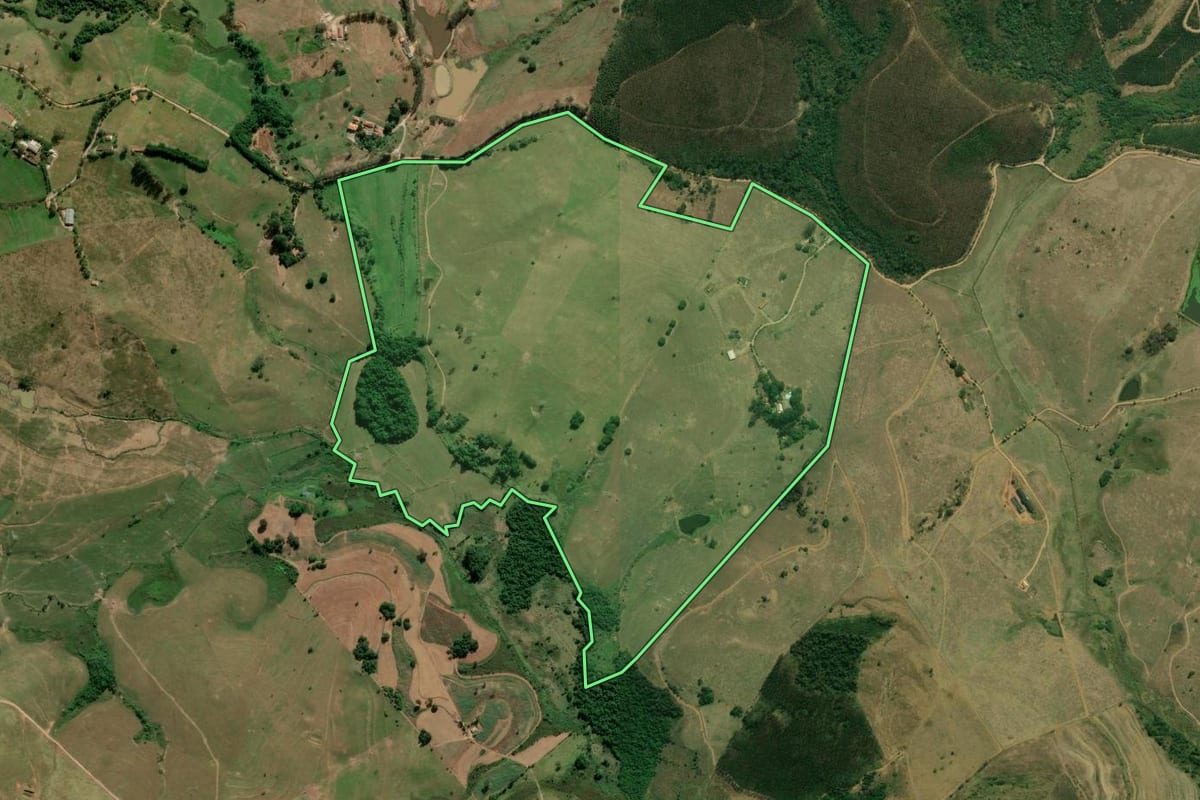 Imagem de satélite do imóvel rural em Caçapava (SP), com o contorno declarado no CAR desenhado por cima.