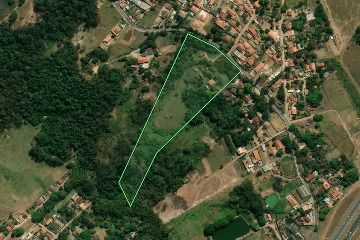 Imagem de satélite do imóvel rural em Caçapava (SP), com o contorno declarado no CAR desenhado por cima.