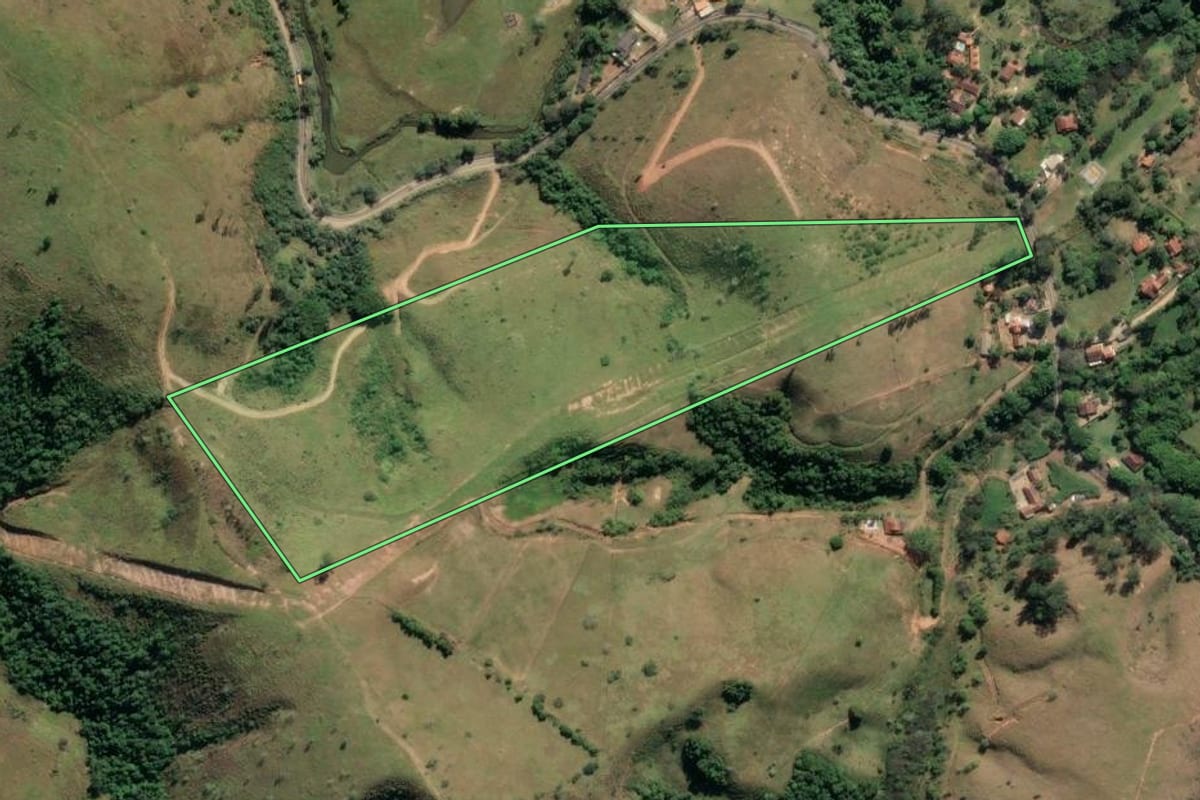 Imagem de satélite do imóvel rural em Cachoeira Paulista (SP), com o contorno declarado no CAR desenhado por cima.