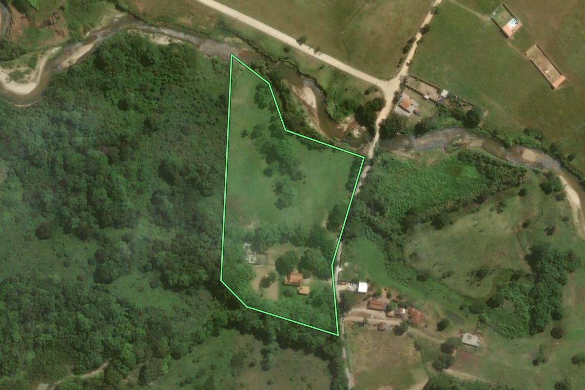 Imagem de satélite do imóvel rural em Cachoeira Paulista (SP), com o contorno declarado no CAR desenhado por cima.