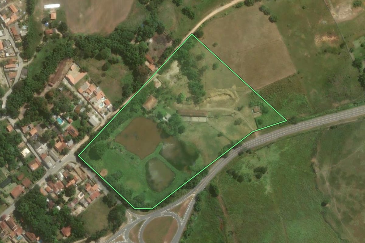 Imagem de satélite do imóvel rural em Cachoeira Paulista (SP), com o contorno declarado no CAR desenhado por cima.