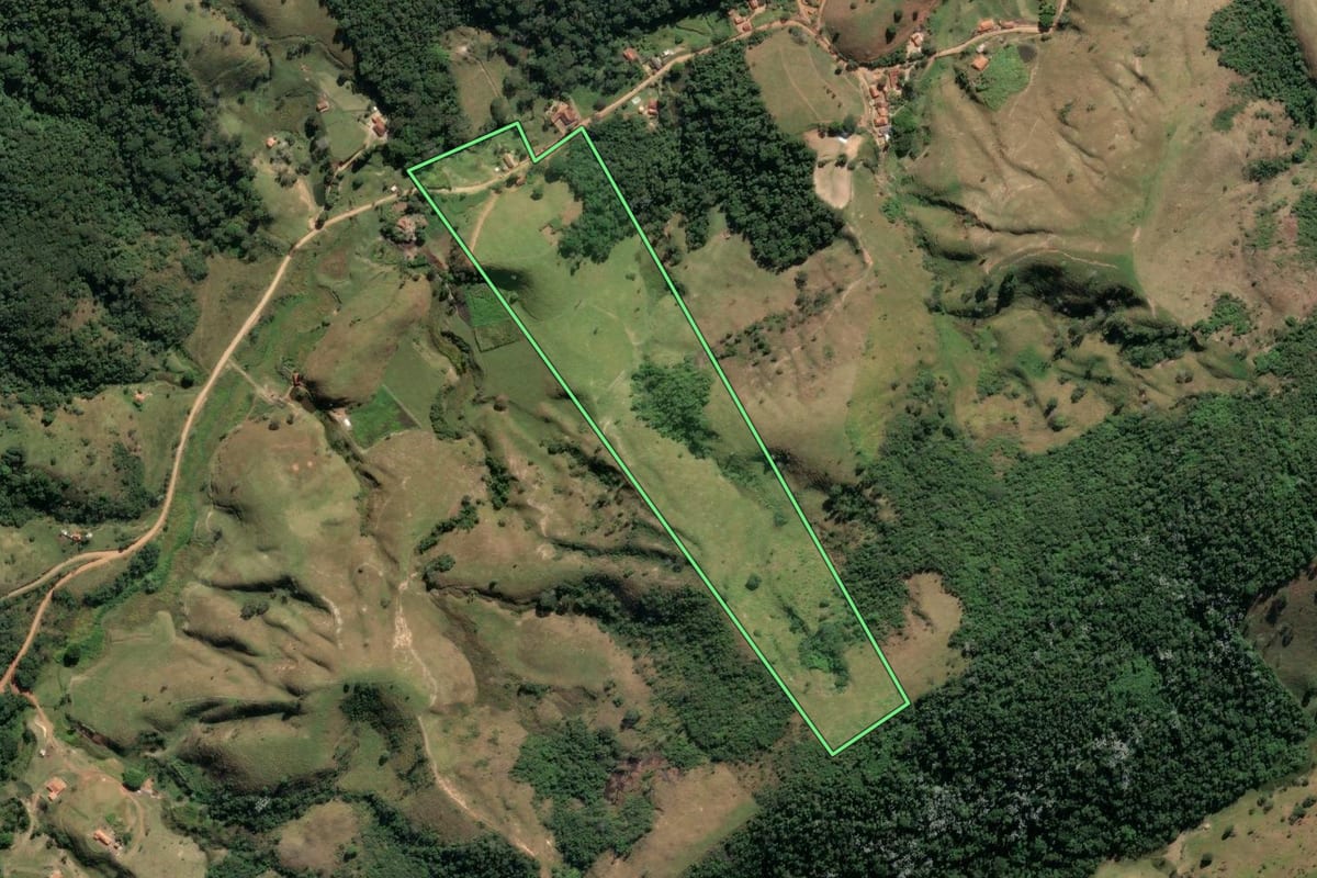 Imagem de satélite do imóvel rural em Cachoeira Paulista (SP), com o contorno declarado no CAR desenhado por cima.