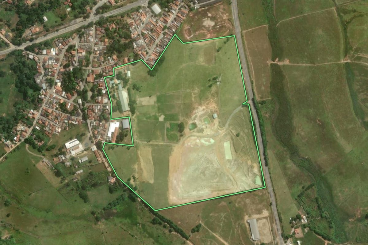 Imagem de satélite do imóvel rural em Cachoeira Paulista (SP), com o contorno declarado no CAR desenhado por cima.