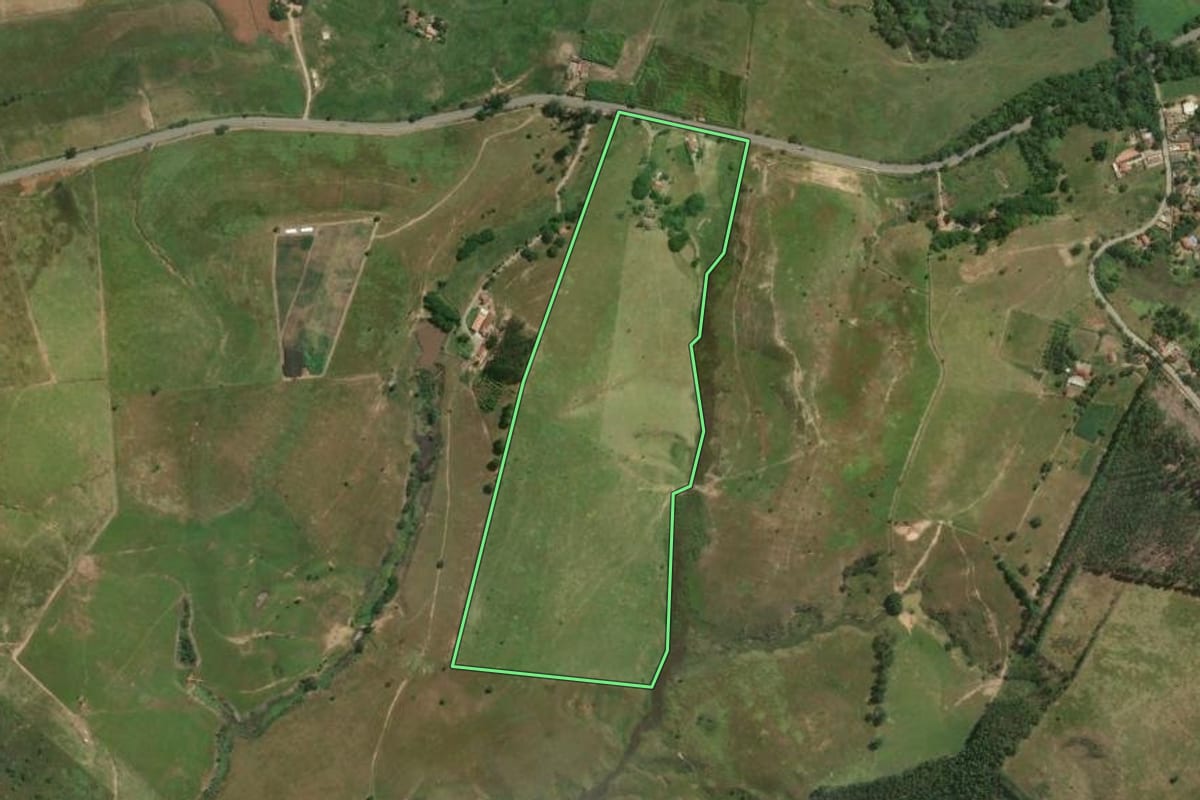 Imagem de satélite do imóvel rural em Cachoeira Paulista (SP), com o contorno declarado no CAR desenhado por cima.