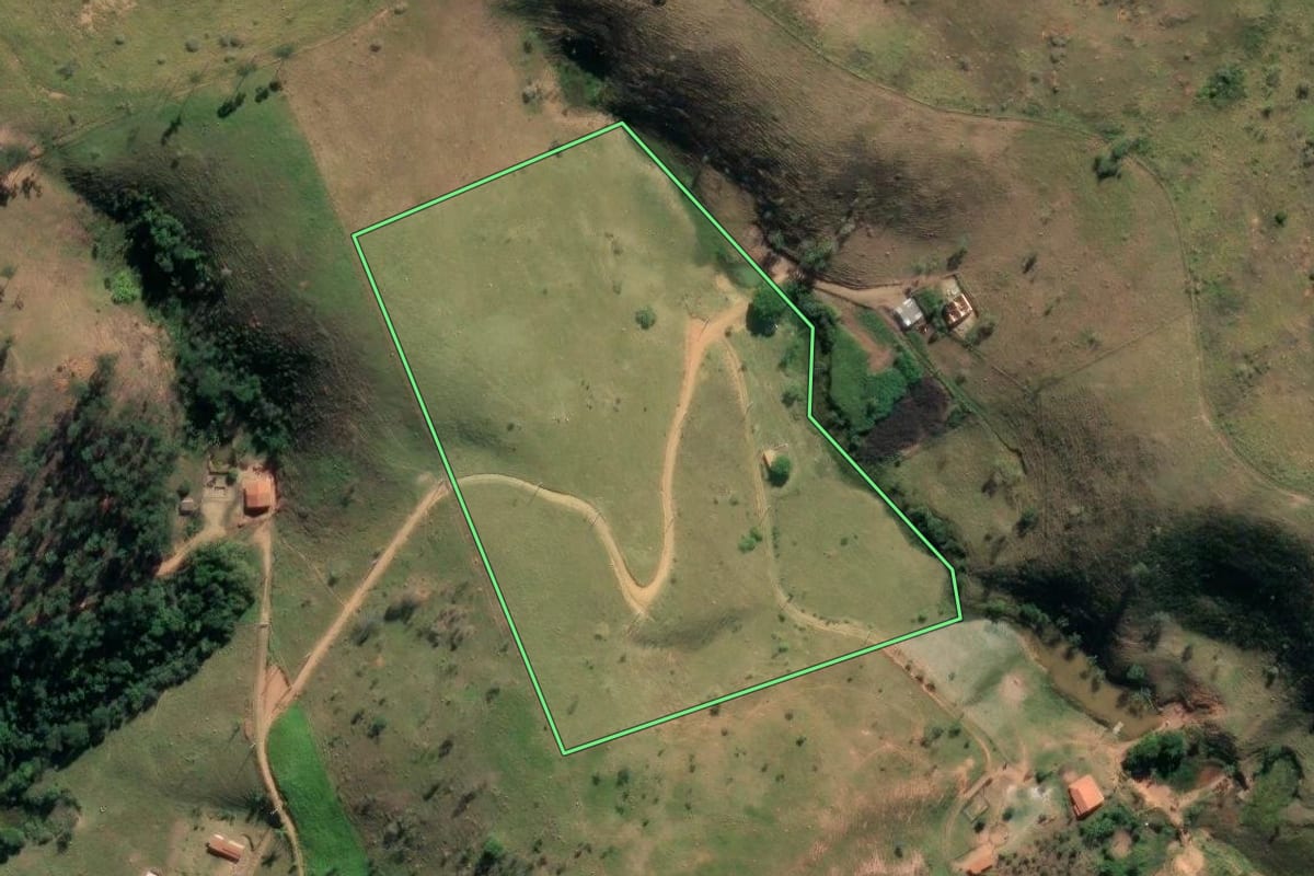 Imagem de satélite do imóvel rural em Cachoeira Paulista (SP), com o contorno declarado no CAR desenhado por cima.