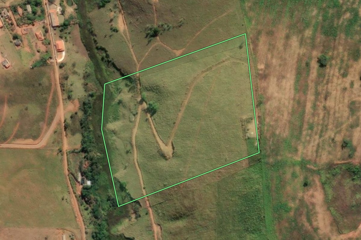 Imagem de satélite do imóvel rural em Cachoeira Paulista (SP), com o contorno declarado no CAR desenhado por cima.