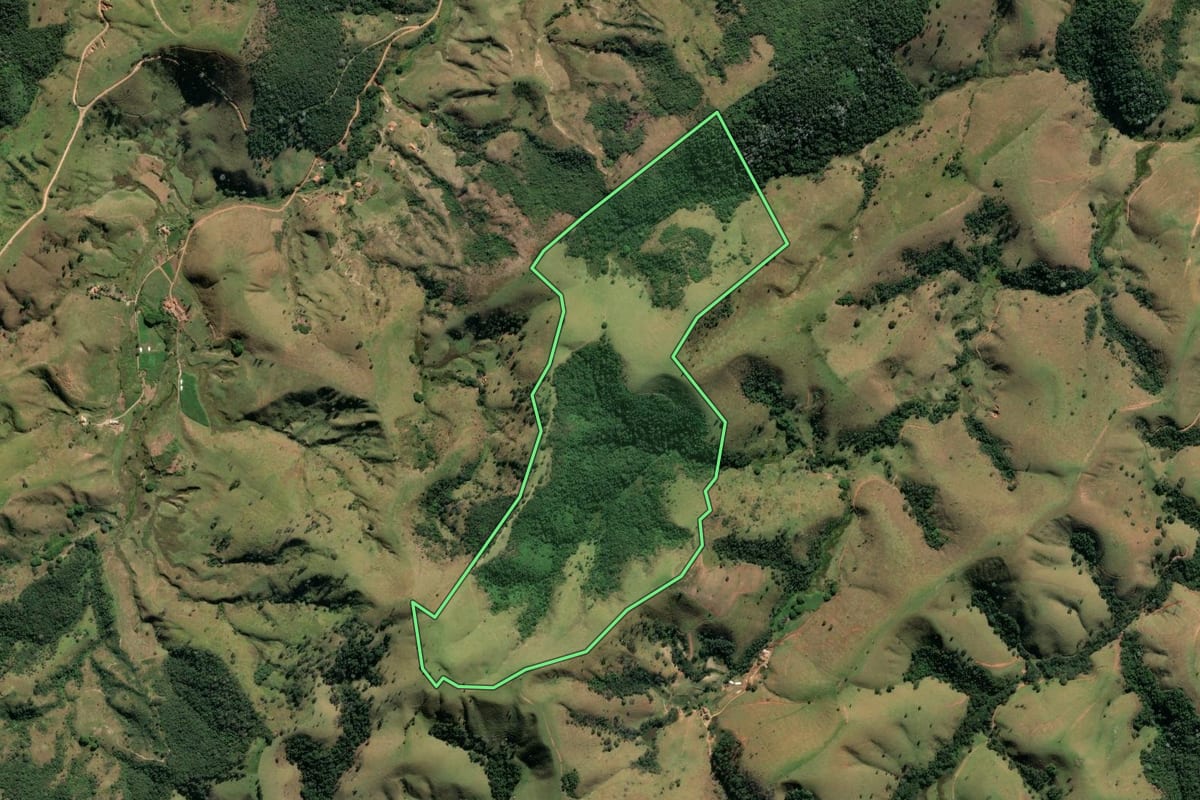 Imagem de satélite do imóvel rural em Cachoeira Paulista (SP), com o contorno declarado no CAR desenhado por cima.