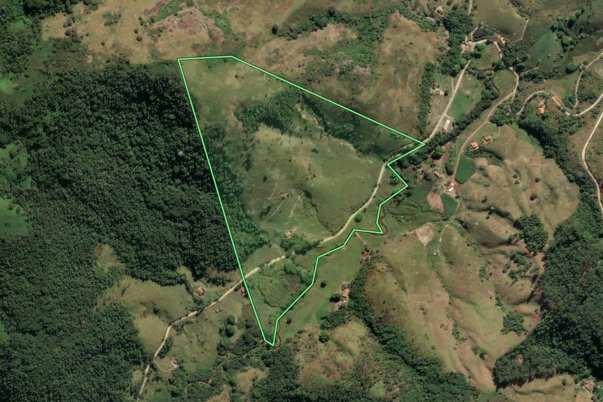 Imagem de satélite do imóvel rural em Cachoeira Paulista (SP), com o contorno declarado no CAR desenhado por cima.