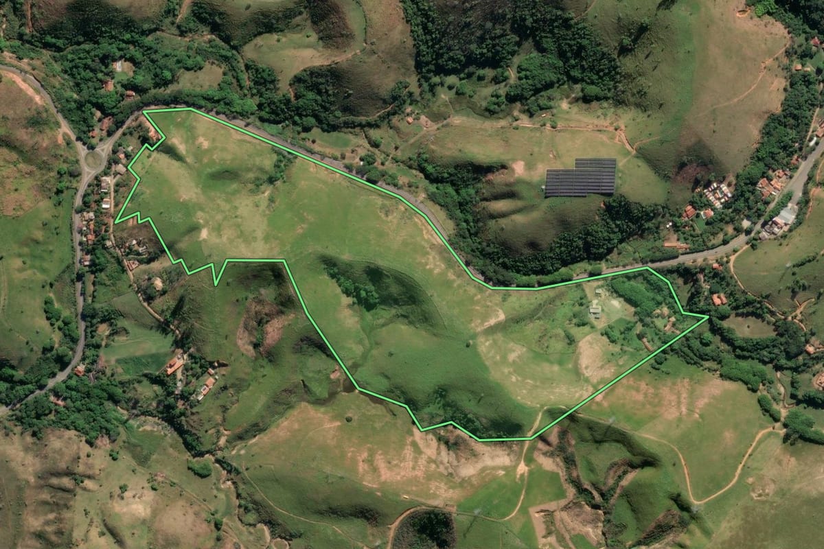 Imagem de satélite do imóvel rural em Cachoeira Paulista (SP), com o contorno declarado no CAR desenhado por cima.