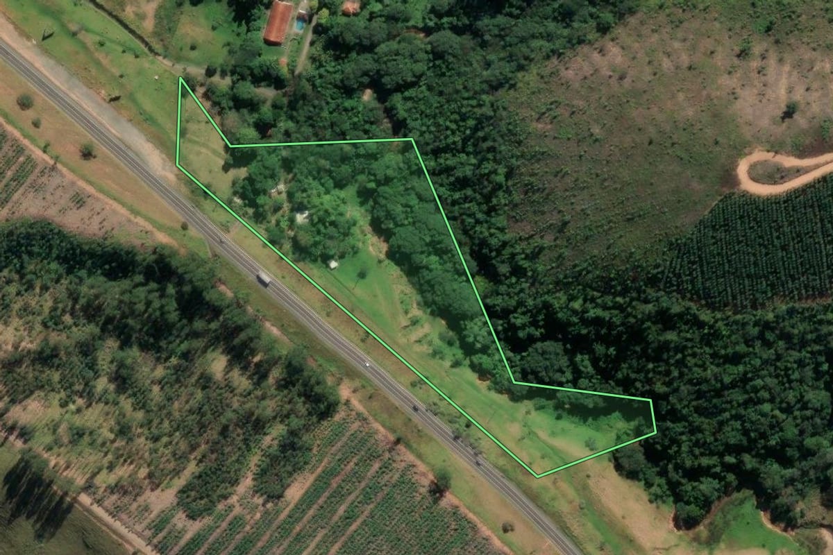 Imagem de satélite do imóvel rural em Cachoeira Paulista (SP), com o contorno declarado no CAR desenhado por cima.