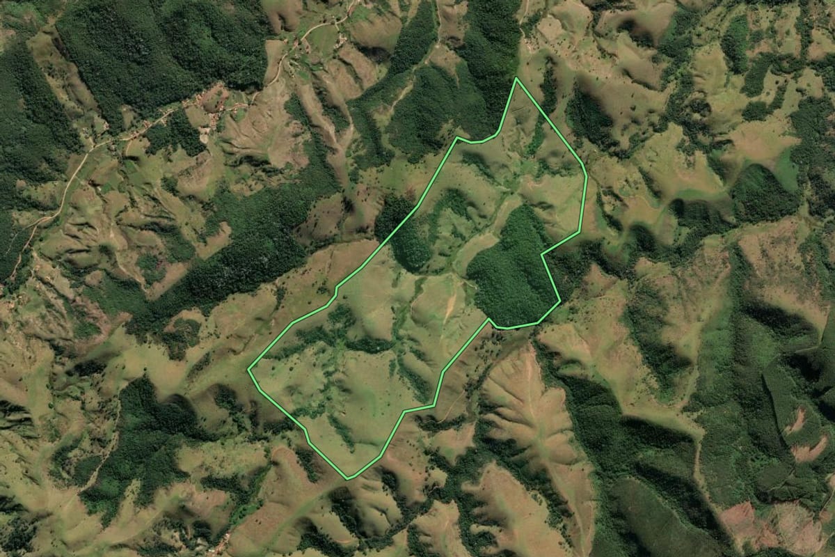 Imagem de satélite do imóvel rural em Cachoeira Paulista (SP), com o contorno declarado no CAR desenhado por cima.