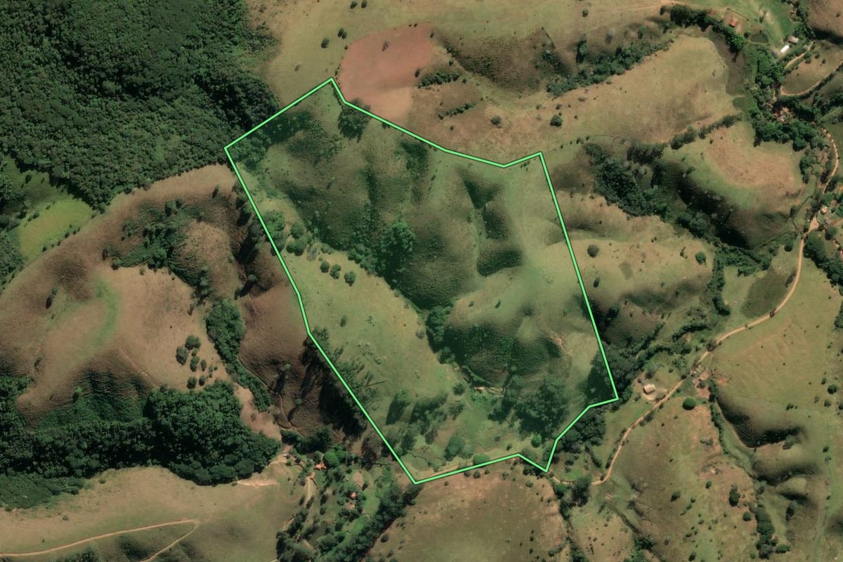 Imagem de satélite do imóvel rural em Cachoeira Paulista (SP), com o contorno declarado no CAR desenhado por cima.