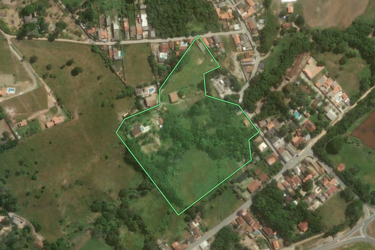 Imagem de satélite do imóvel rural em Cachoeira Paulista (SP), com o contorno declarado no CAR desenhado por cima.