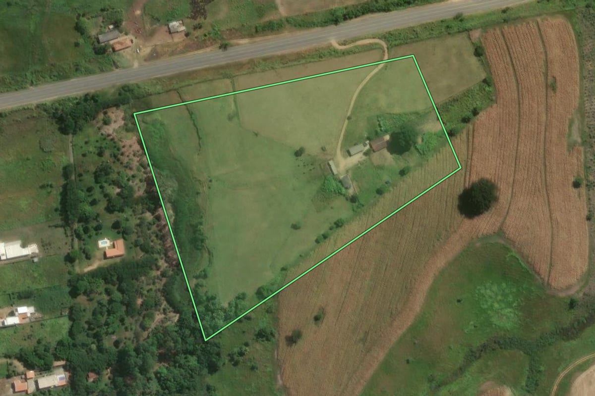 Imagem de satélite do imóvel rural em Cachoeira Paulista (SP), com o contorno declarado no CAR desenhado por cima.