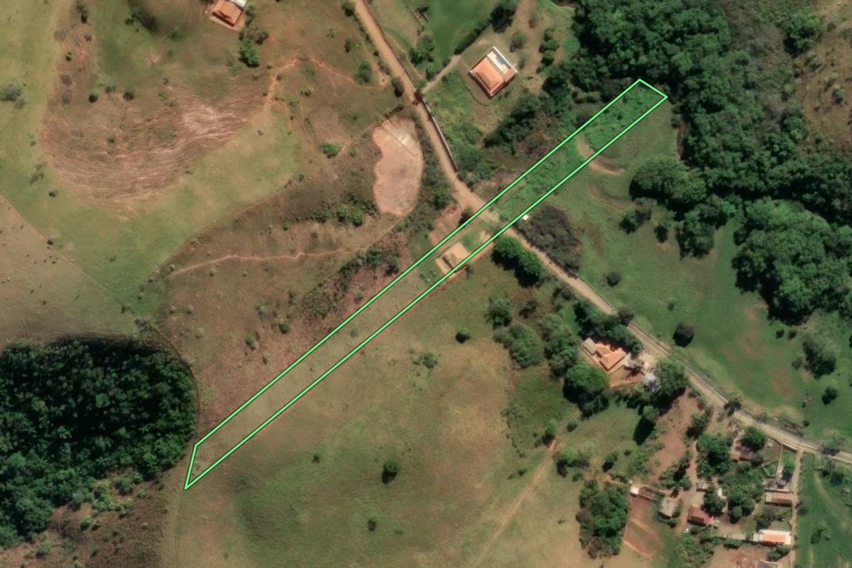 Imagem de satélite do imóvel rural em Cachoeira Paulista (SP), com o contorno declarado no CAR desenhado por cima.