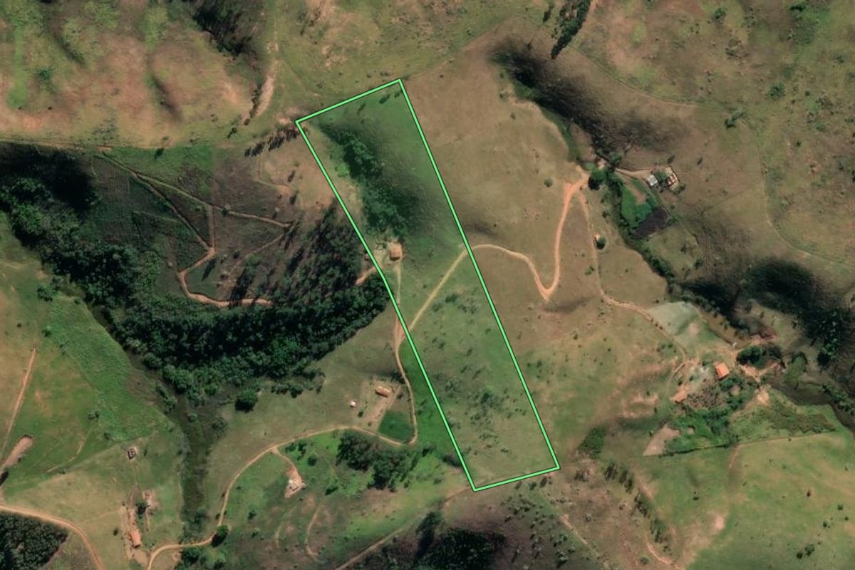 Imagem de satélite do imóvel rural em Cachoeira Paulista (SP), com o contorno declarado no CAR desenhado por cima.