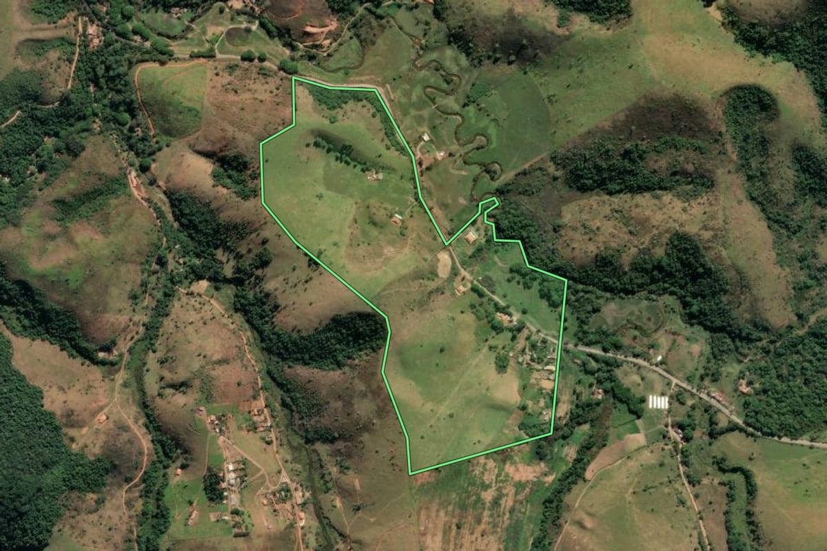 Imagem de satélite do imóvel rural em Cachoeira Paulista (SP), com o contorno declarado no CAR desenhado por cima.