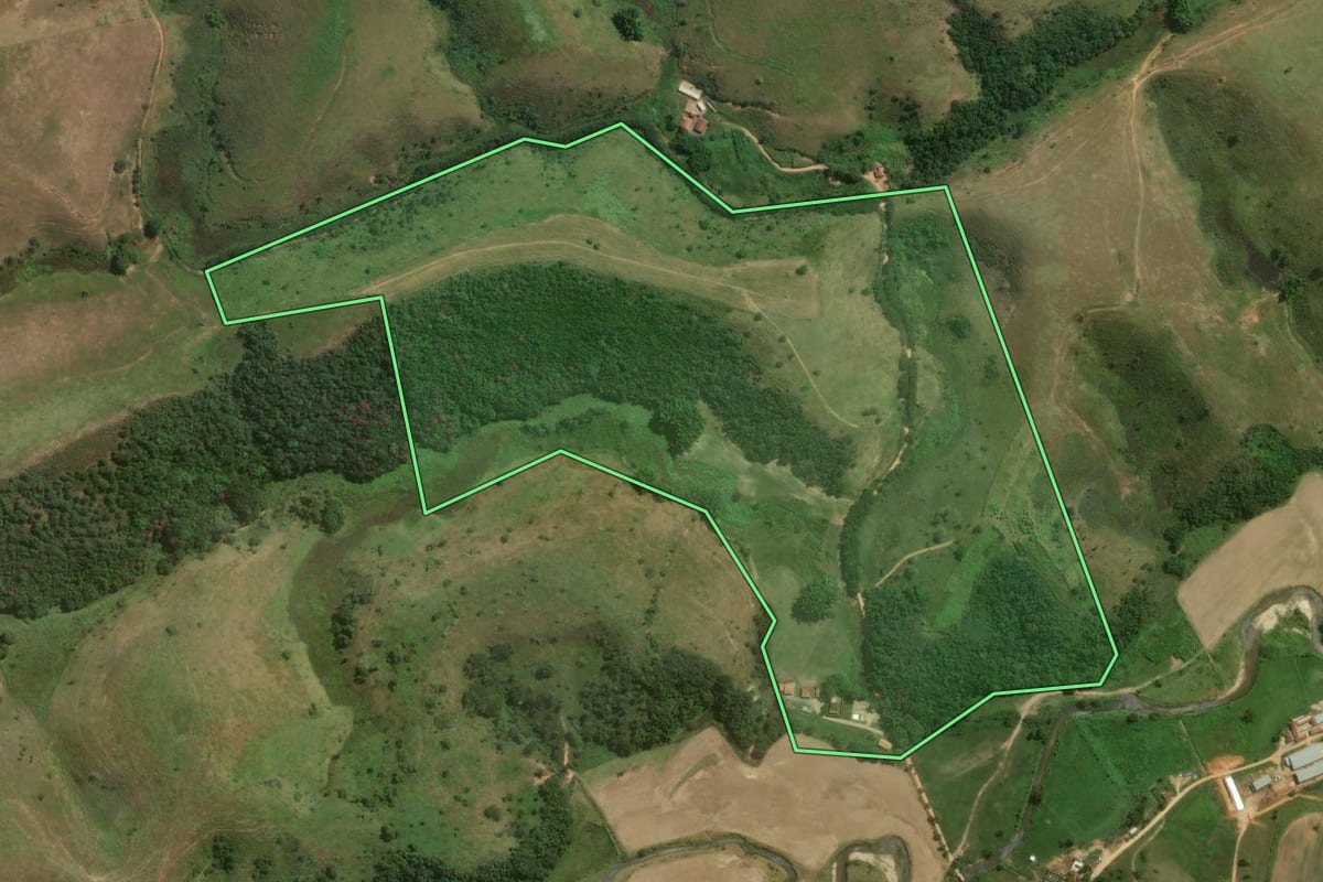 Imagem de satélite do imóvel rural em Cachoeira Paulista (SP), com o contorno declarado no CAR desenhado por cima.