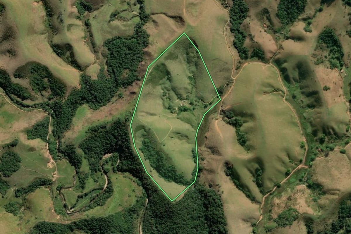 Imagem de satélite do imóvel rural em Cachoeira Paulista (SP), com o contorno declarado no CAR desenhado por cima.