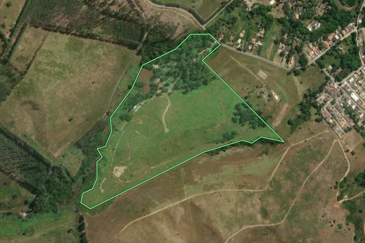 Imagem de satélite do imóvel rural em Cachoeira Paulista (SP), com o contorno declarado no CAR desenhado por cima.