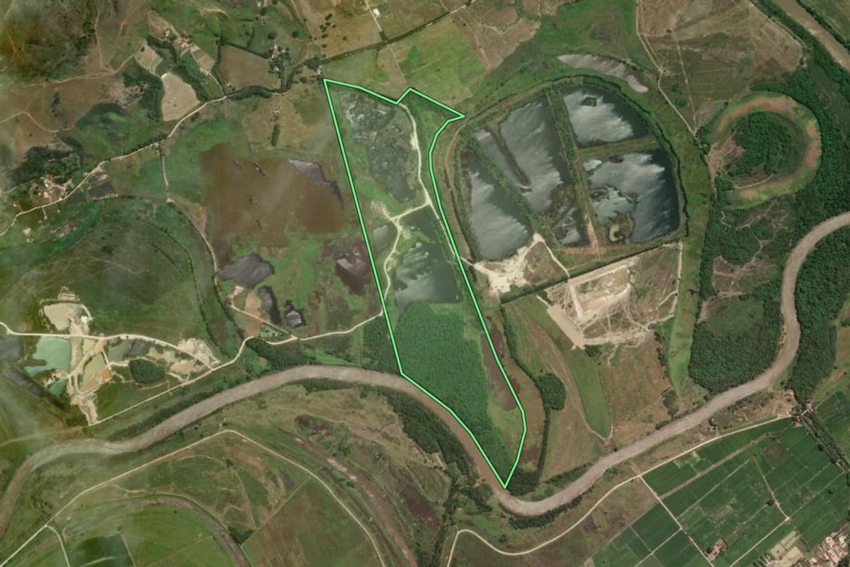 Imagem de satélite do imóvel rural em Cachoeira Paulista (SP), com o contorno declarado no CAR desenhado por cima.