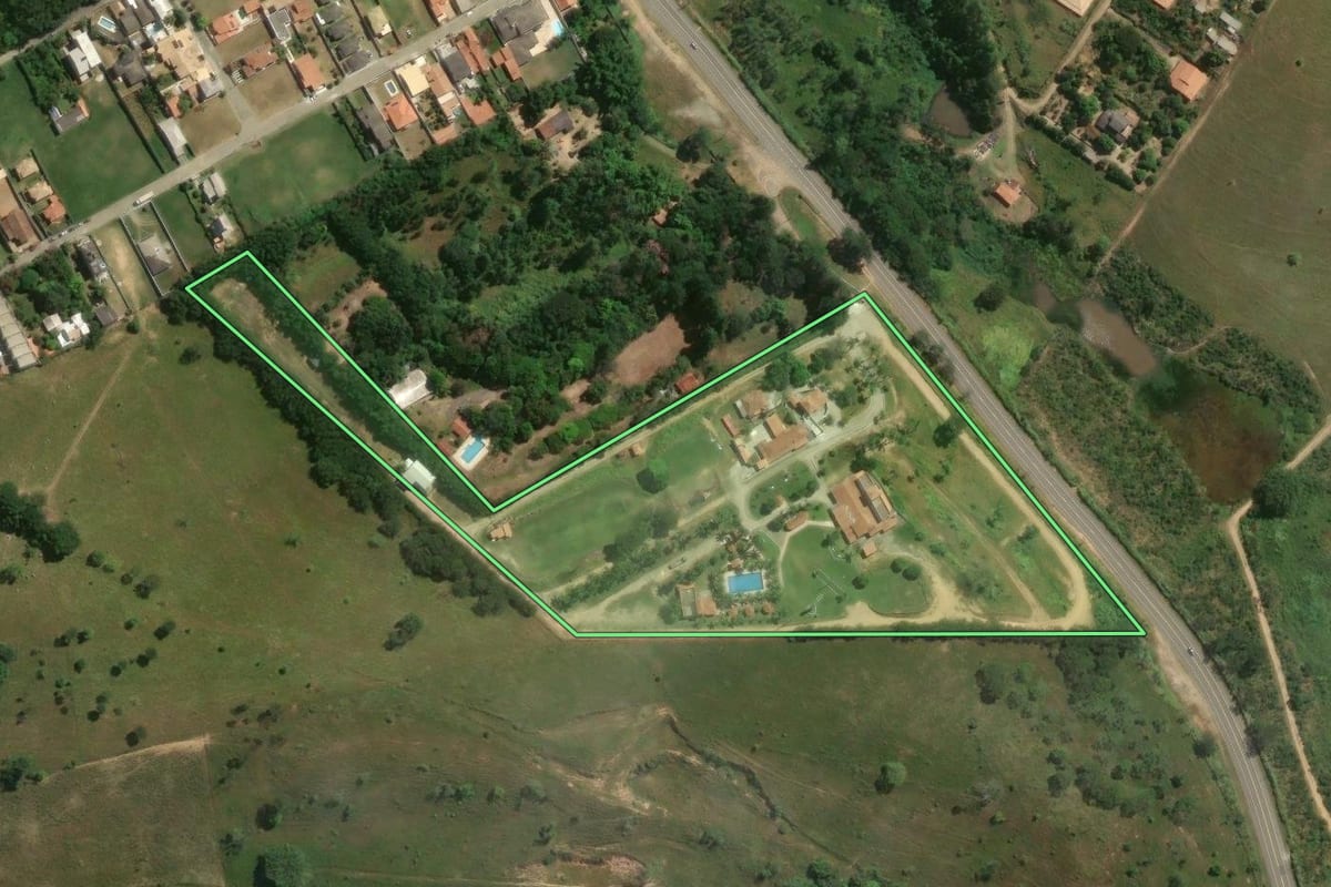 Imagem de satélite do imóvel rural em Cachoeira Paulista (SP), com o contorno declarado no CAR desenhado por cima.