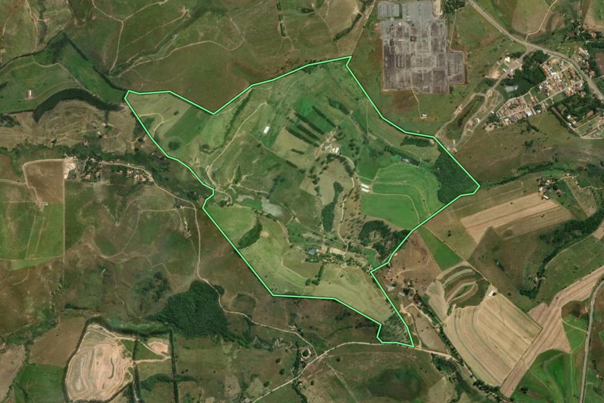 Imagem de satélite do imóvel rural em Cachoeira Paulista (SP), com o contorno declarado no CAR desenhado por cima.